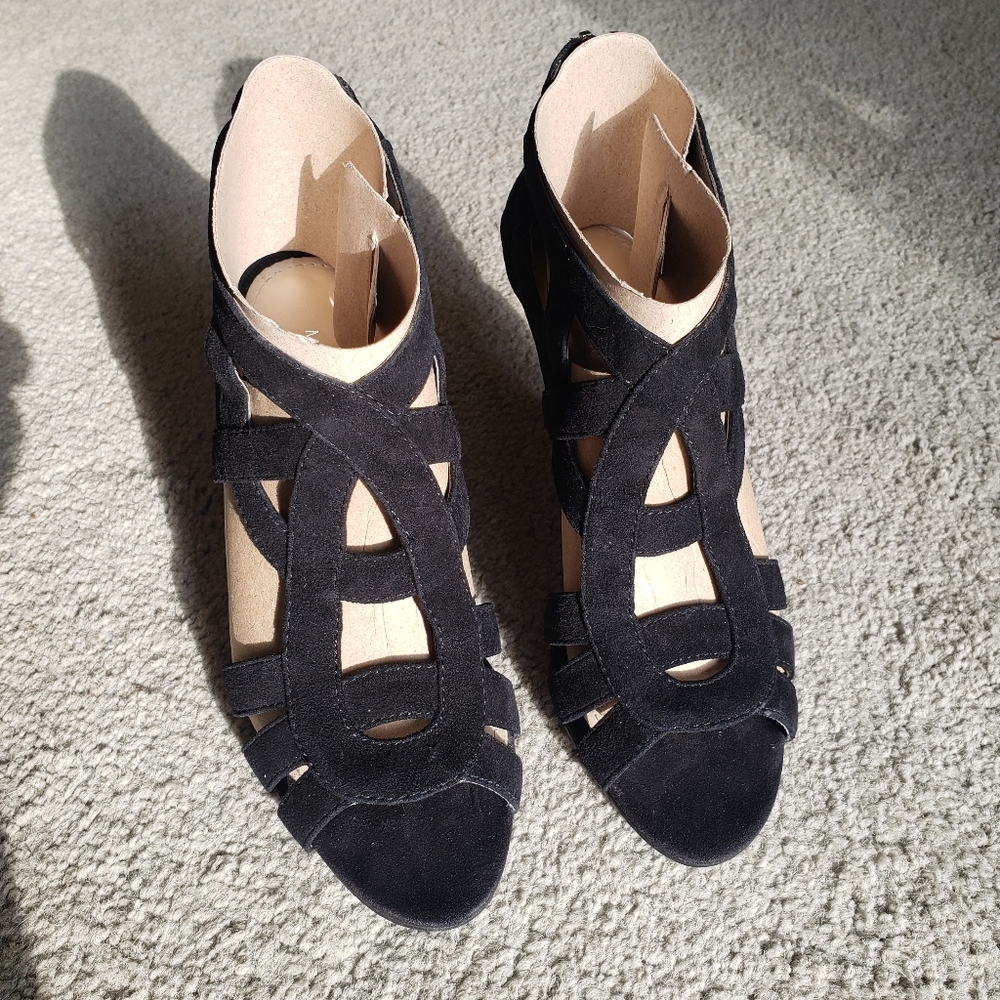 Marc Fisher strappy suede sandals size 6, black